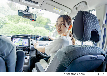 女性開車回車庫 115683134