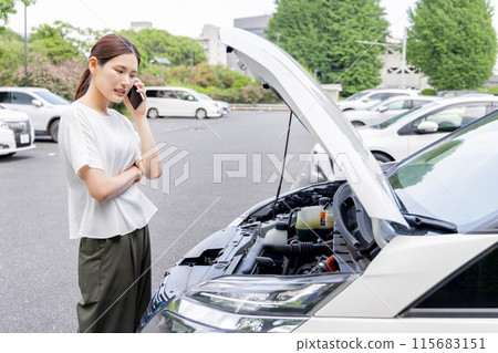 一名遭遇汽車故障的婦女 一名遭遇汽車故障的婦女 115683151