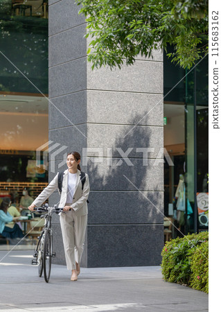 Commuting woman bicycle 115683162