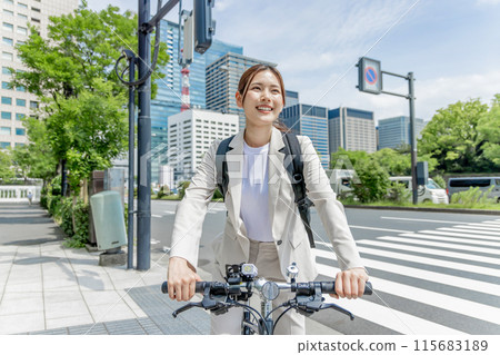 Commuting woman bicycle 115683189
