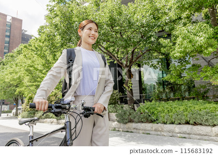 Commuting woman bicycle 115683192