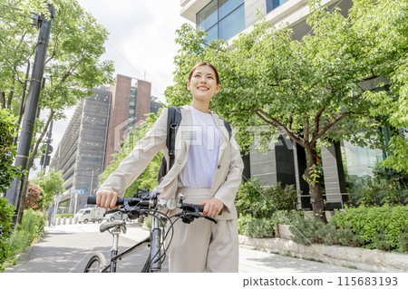 Commuting woman bicycle 115683193