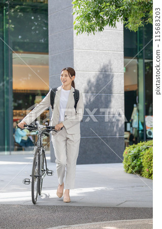 Commuting woman bicycle 115683203