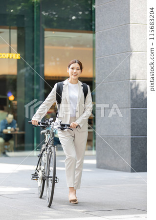 Commuting woman bicycle 115683204