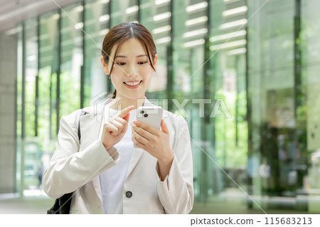 Young woman searching on her smartphone 115683213
