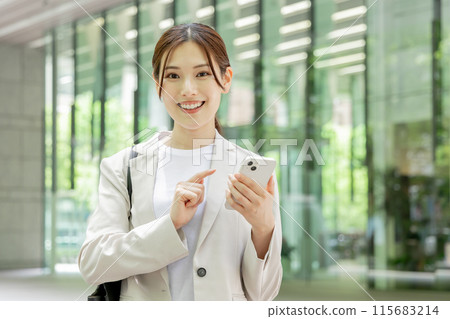 年輕女子在智慧型手機上搜索 115683214