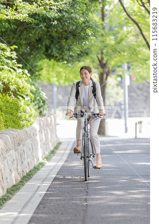 Commuting woman bicycle 115683219