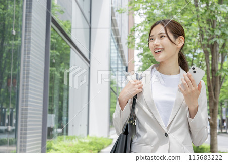年輕女子在智慧型手機上搜索 115683222
