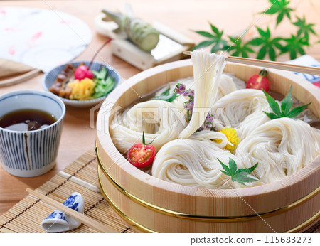 用筷子夾起桶子裡的素麵（素麵） 115683273