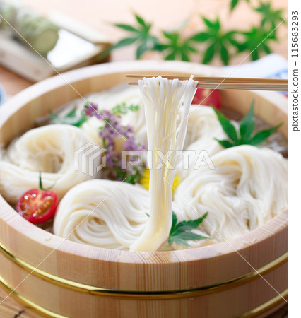 用筷子夾起桶子裡的素麵（素麵） 115683293