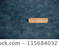 白色背景上的創可貼 115684032