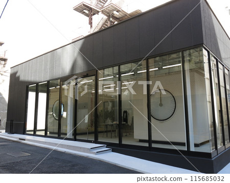 "SHUTL" is an art space located in Tsukiji (Higashi Ginza), Chuo Ward, Tokyo. 115685032