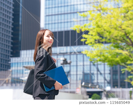 站在市中心的女商人 站在市中心的女商人 115685049