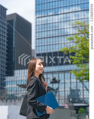 A female business person standing in the city center 115685050