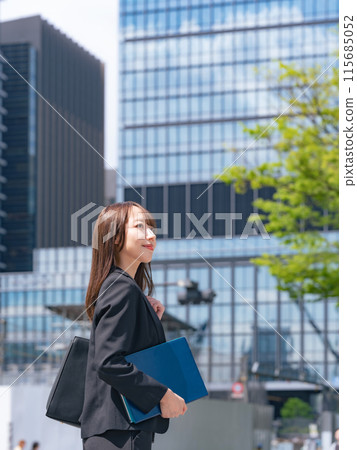 A female business person standing in the city center 115685052