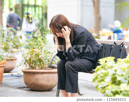 A female business person feeling down in the city 115685053