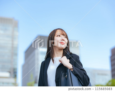 行走在城市的職業女性 115685083