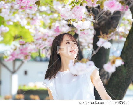 櫻花和女人肖像 115685091