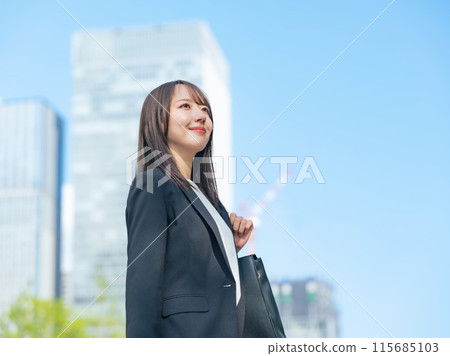 Career woman walking through the city Career woman walking through the city 115685103