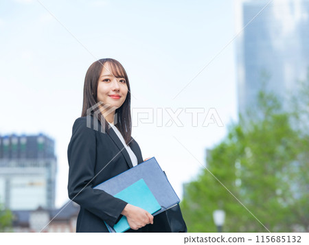 A female business person standing in the city center 115685132