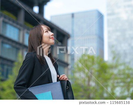 女商人抬頭看城市 115685138