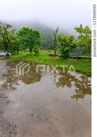 濃霧籠罩的初夏榛名湖風景 濃霧籠罩的初夏榛名湖風景 115686099