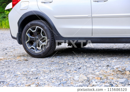 配備全季節輪胎的 SUV,即使在碎石路上也能安全駕駛。 配備全季節輪胎的 SUV,即使在碎石路上也能安全駕駛。 115686320