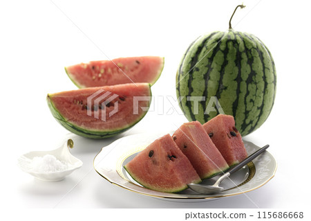 西瓜（小西瓜）切割圖像白色背景 115686668