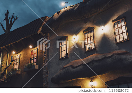 黃昏時分,中世紀歐式商店的外觀 黃昏時分,中世紀歐式商店的外觀 115688072