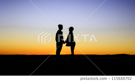 情侶互相凝視，日落 115688702
