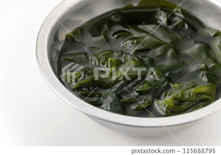 Rehydrated wakame seaweed 115688795