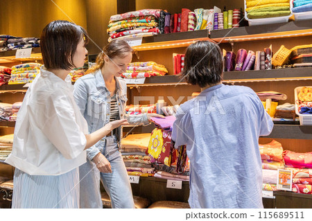 一名外國女性在租賃店挑選和服，一名日本女性充當嚮導 115689511