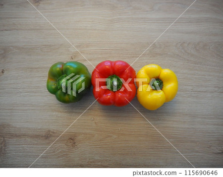 Large three-colored peppers 115690646