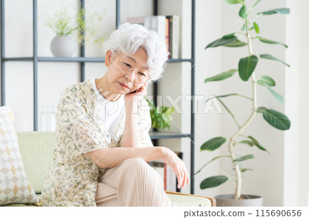Senior woman worried in the living room 115690656