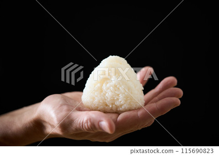 一個拿著飯糰的男人 一個拿著飯糰的男人 115690823