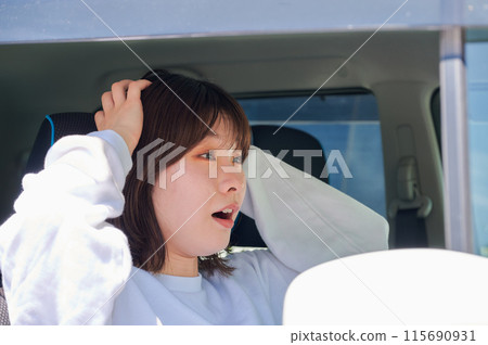 一個女人在車裡抱著頭 一個女人在車裡抱著頭 115690931