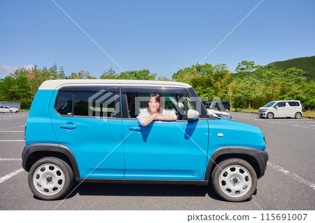 A young woman riding a car 115691007
