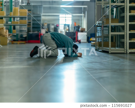 Warehouse worker 115691027