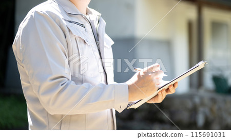 Man in work clothes / Construction and construction related 115691031