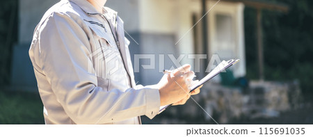 Man in work clothes / Construction and construction related 115691035