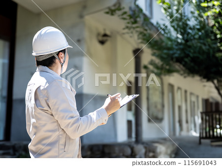 Man in work clothes / Construction and construction related 115691043