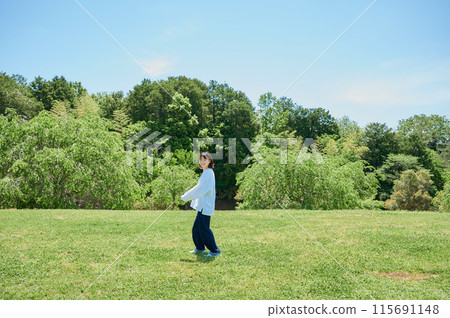 Woman walking in the park Walking Refreshing Healthy Woman walking in the park Walking Refreshing Healthy 115691148