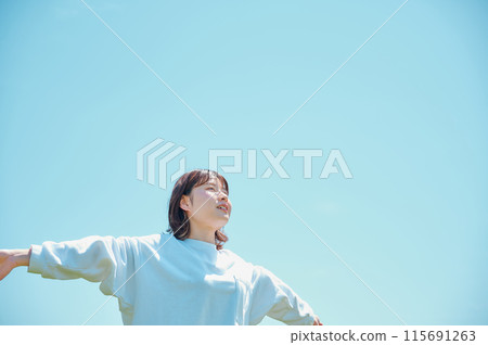 女人在公園放鬆，春天，清爽，健康 115691263