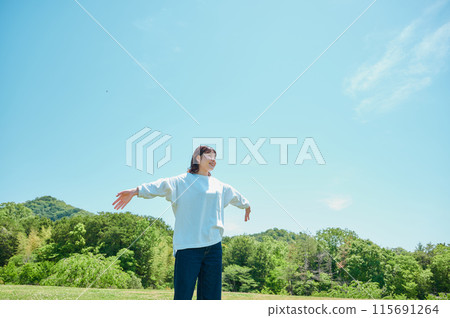 女人在公園放鬆，春天，清爽，健康 115691264