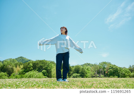 女人在公園放鬆，春天，清爽，健康 115691265