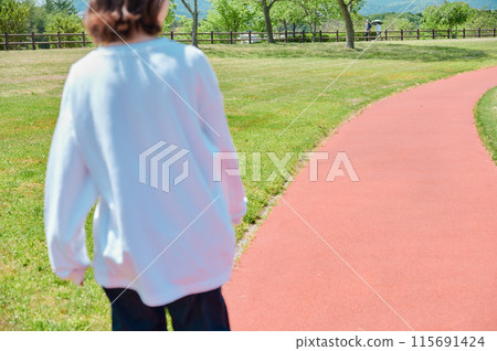 戶外清爽女子公園春季保健運動 115691424