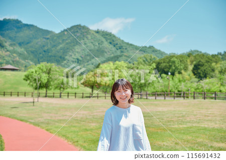 戶外清爽女子公園春季保健運動 115691432