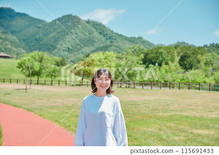 戶外清爽女子公園春季保健運動 115691433