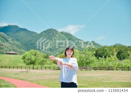 戶外清爽女子公園春季保健運動 115691434