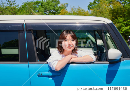 騎一輛車的一個少婦 115691486